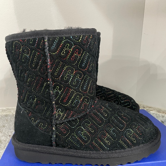 New UGG Classic II Graphic Stitch Kids Youth Boots 1112383K Black Sz 1